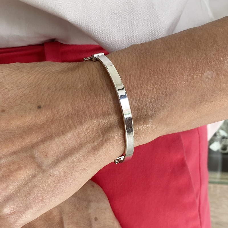 Stříbrný pevný náramek